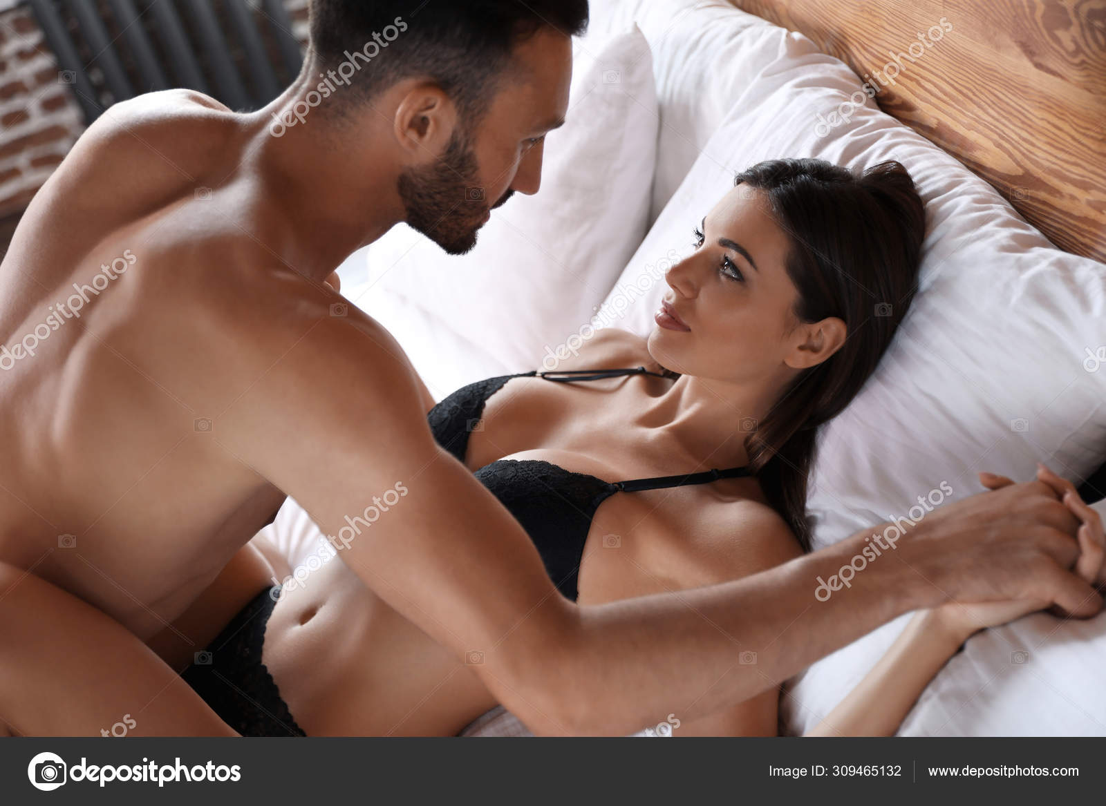 Yatakta seks tutkulu genç çift — Stok Foto © NewAfrica 309465132