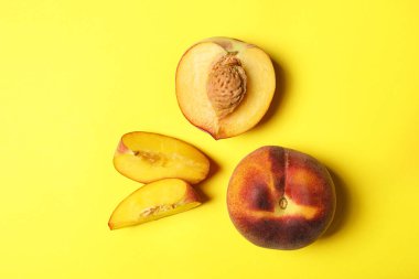 Sarı arka plan üzerinde olgun şeftali ile düz yatıyordu kompozisyon