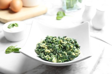 Masada lezzetli pişmiş ıspanak ile Plaka. Sağlıklı gıda