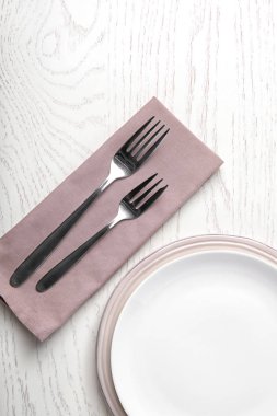 Beyaz ahşap arka plan üzerinde güzel masa ayarı, düz yatıyordu