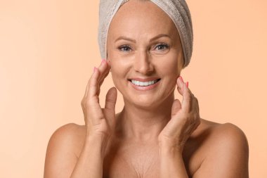 Bej arka plan üzerinde mükemmel bir cilt ile güzel olgun kadın Portresi