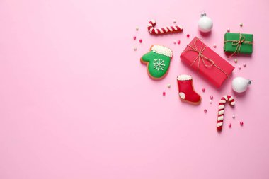 Pembe arka plan üzerinde Noel süslemeleri ile Düz yatıyordu kompozisyon, metin için alan