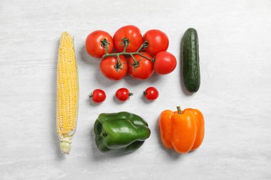 Açık gri arka planda taze sebzeler, düz yatıyordu