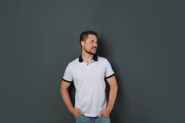koyu arka plan üzerinde yakışıklı bir adam portresi