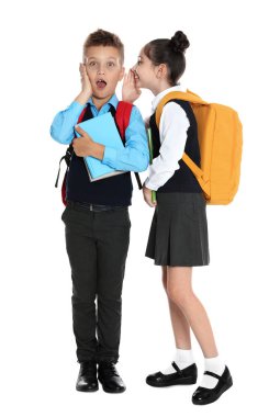 Beyaz arka plan üzerinde dedikodu okul üniforması çocuklar