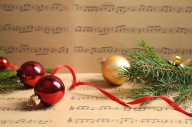Müzik sayfalardaki Noel süslemeleri ile kompozisyon