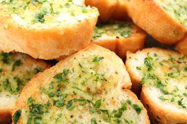 Arka plan olarak sarımsak ve otlar ile tost ekmek Dilimleri, closeup