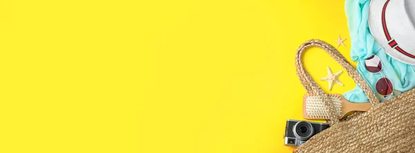 Состав с пляжными принадлежностями и пространством для текста на желтом фоне, плоский уголок. Баннерный дизайн — стоковое фото