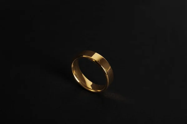 Piękny złoty obrączka na czarnym tle — Zdjęcie stockowe