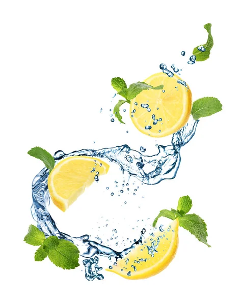 Succosa limone, menta e spruzzi d'acqua su sfondo bianco — Foto Stock