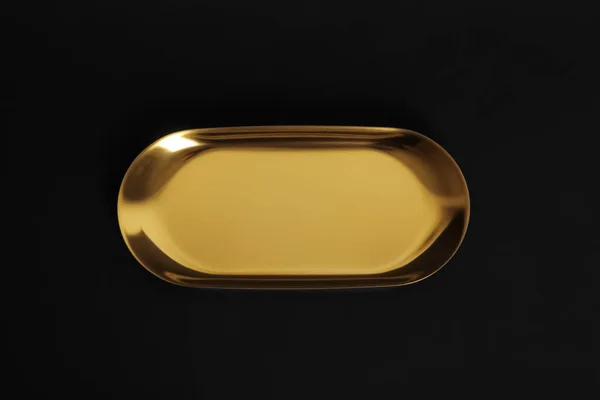 Bandeja de metal de ouro de luxo no fundo preto, vista superior — Fotografia de Stock