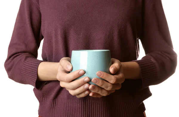 Femme tenant tasse en céramique sur fond blanc, gros plan — Photo