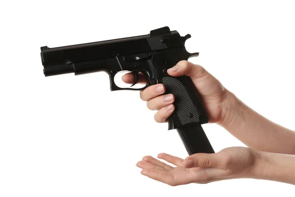 Γυναίκα φορτώνει το όπλο σε λευκό φόντο, κοντινό πλάνο — Φωτογραφία Αρχείου