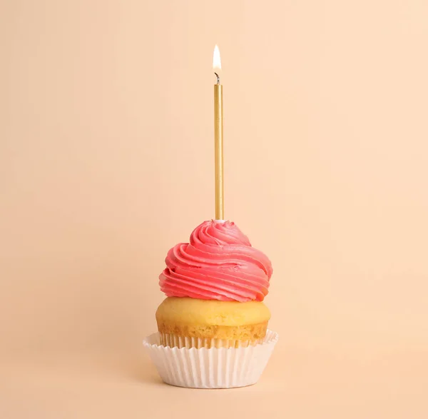 Narozeninový dort se svíčkou na béžovém pozadí — Stock fotografie