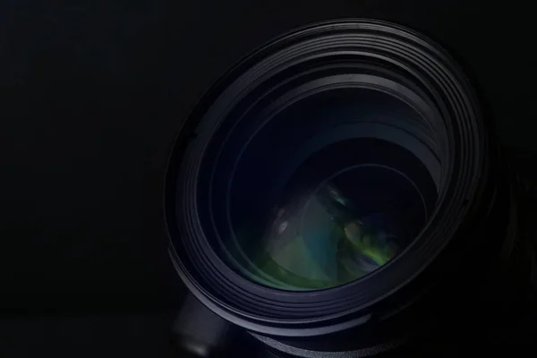 Objectif de caméra professionnelle sur fond noir, gros plan — Photo