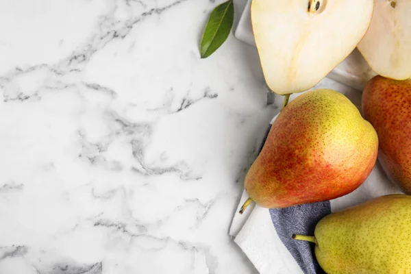 Peras jugosas frescas maduras en la mesa de mármol, puesta plana. Espacio para texto — Foto de Stock