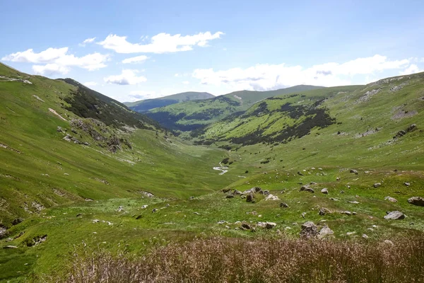 Malerischer Blick auf wunderschöne Berge an sonnigen Tagen — Stockfoto