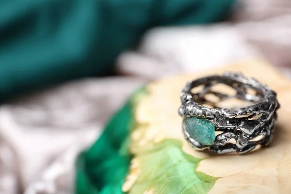 Belo anel de prata com apatita pedra preciosa no fundo de cor. Espaço para texto — Fotografia de Stock