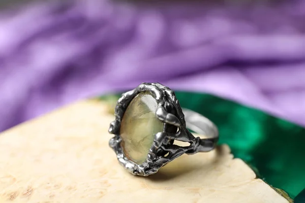 Belle bague en argent avec pierre précieuse prehnite sur surface texturée — Photo