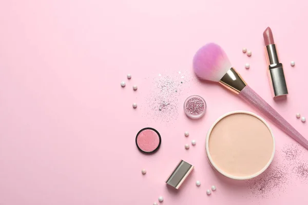Flat Lay komposition med makeup borstar på rosa bakgrund. Utrymme för text — Stockfoto