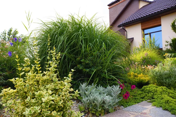여름 날 에 현대 집 근처 녹색 정원과 아름 다운 풍경 — 스톡 사진