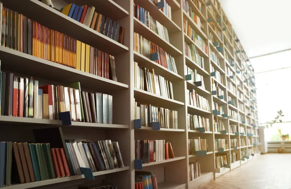 Vista de prateleiras com livros na biblioteca — Fotografia de Stock