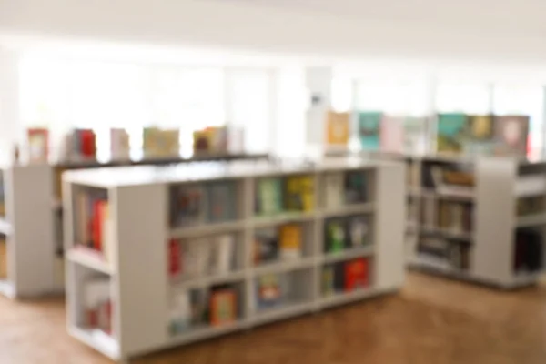 Vista borrosa del interior de la biblioteca con librerías —  Fotos de Stock