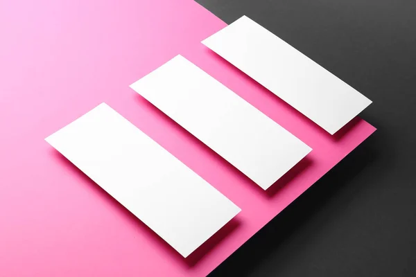 Prázdné listy na pozadí barev. Mockup pro design — Stock fotografie