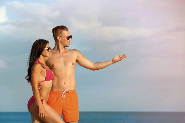 Jovem de biquíni passando tempo com o namorado na praia. Casal encantador — Fotografia de Stock