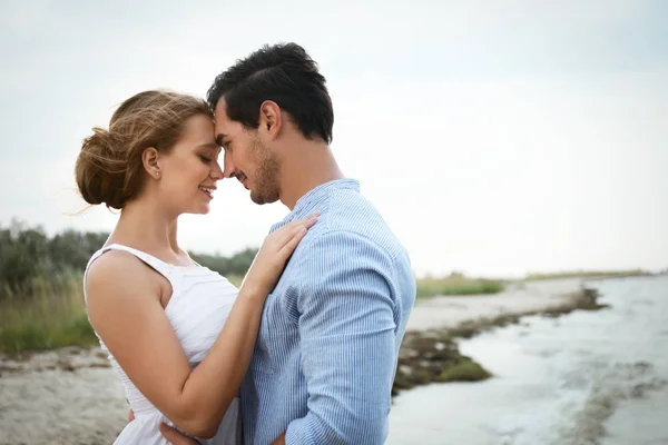 Glückliches junges Paar verbringt Zeit am Strand — Stockfoto