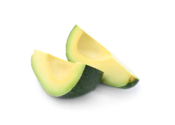 Snijwonden van rijpe avocado op witte achtergrond — Stockfoto