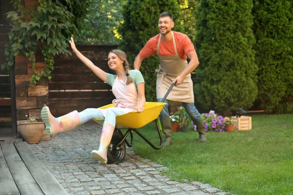 Happy couple having fun while working together in garden — Stock Photo, Image