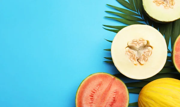 Composizione laica piatta con gustoso melone e anguria su sfondo blu, spazio per il testo — Foto Stock