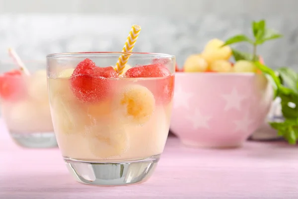 Glas Melone und Wassermelonenball-Cocktail auf rosa Holztisch, Nahaufnahme. Raum für Text — Stockfoto