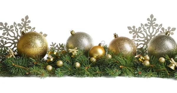 Beyaz arka planda Noel dekorasyonu ile köknar ağacı dalları — Stok fotoğraf