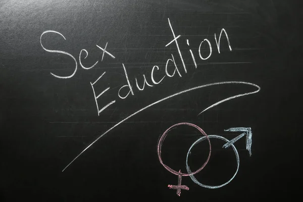 Símbolos de género e frase "SEX EDUCATION" escrita em quadro negro — Fotografia de Stock