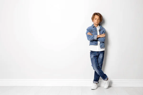 Söt liten pojke i casual outfit nära White Wall. Utrymme för text — Stockfoto