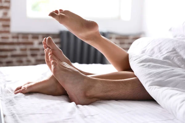 Παθιασμένο νεαρό ζευγάρι σεξ στο κρεβάτι στο σπίτι, κοντινό πλάνο ποδιών — Φωτογραφία Αρχείου