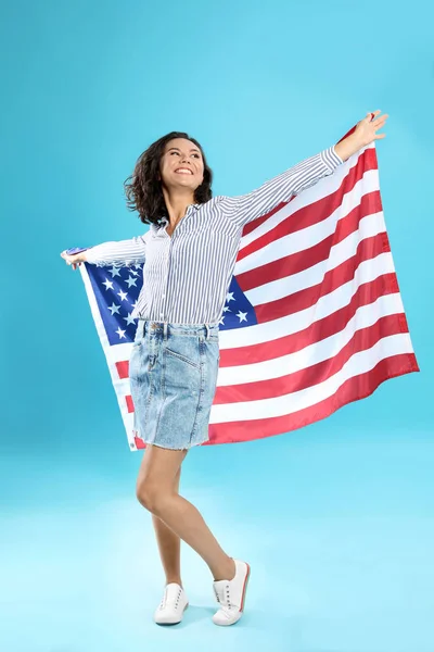 Feliz joven con bandera de EE.UU. sobre fondo azul —  Fotos de Stock
