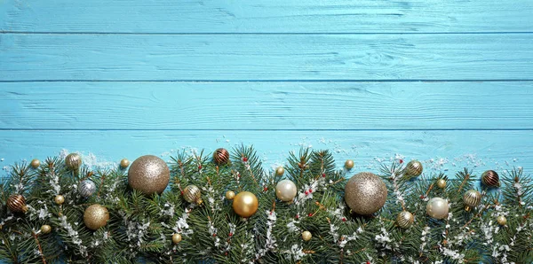 Έλατο δέντρο κλαδιά με Χριστουγεννιάτικη διακόσμηση σε ανοιχτό μπλε ξύλινο φόντο, Flat Lay. Χώρος για κείμενο — Φωτογραφία Αρχείου