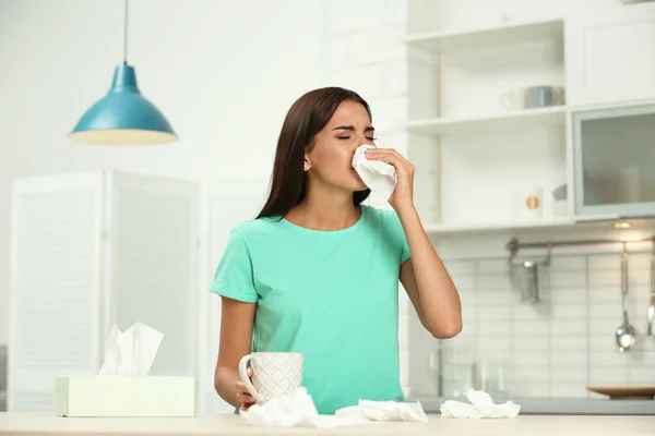 Młoda kobieta cierpiąca na alergię w kuchni — Zdjęcie stockowe