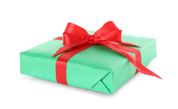 Vánoční dárková krabice ozdobená stuhou na bílém pozadí — Stock fotografie