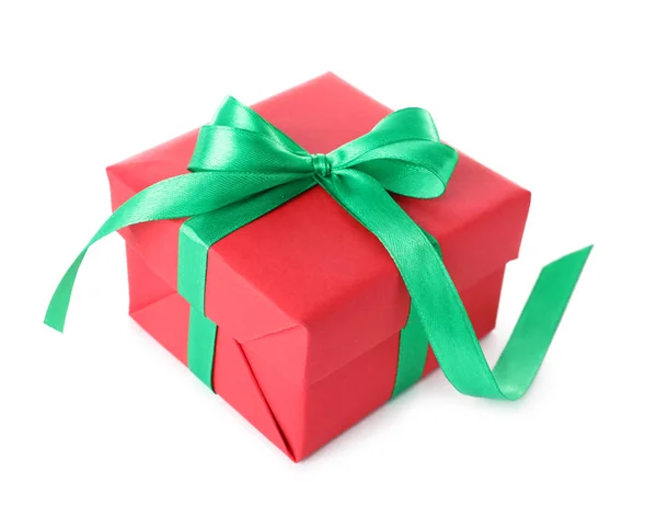 Різдвяна подарункова коробка прикрашена стрічковим бантом на білому тлі — стокове фото