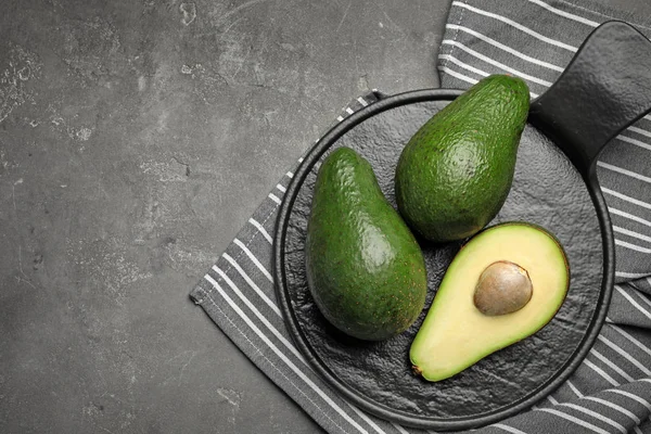 Läckra mogna avokado på grått bord, uppifrån. Utrymme för text — Stockfoto