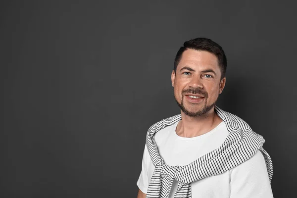 Retrato de un hombre guapo sobre fondo oscuro. Espacio para texto —  Fotos de Stock