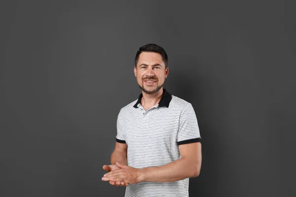 Retrato del hombre guapo sobre fondo oscuro — Foto de Stock