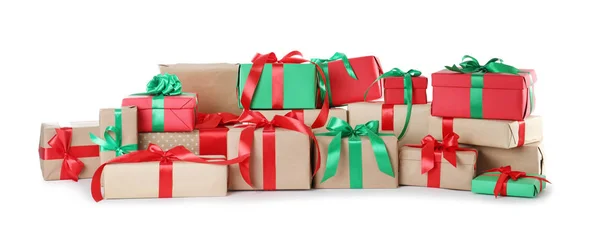 Muitas caixas de presente de Natal diferentes isoladas em branco — Fotografia de Stock