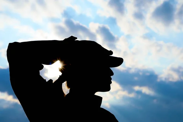 Kobieta żołnierz w mundurze pozdrawiając na zewnątrz. Służba wojskowa — Zdjęcie stockowe
