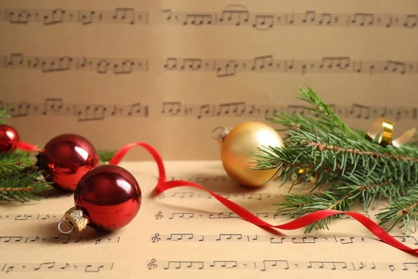 Composição com decorações de Natal em folhas de música — Fotografia de Stock