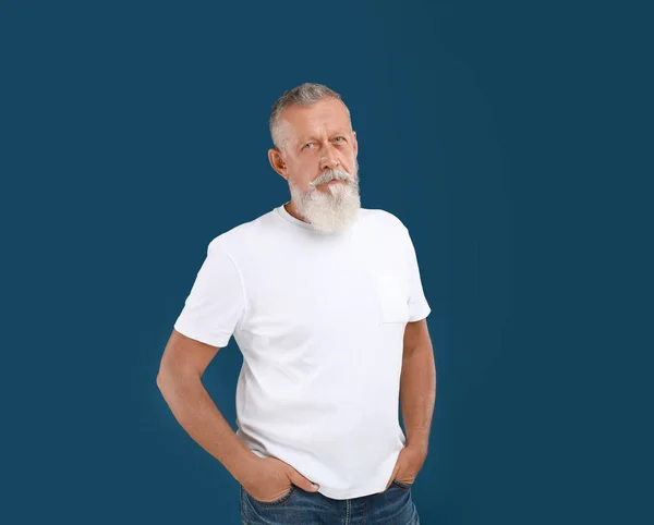 Mavi arka plan üzerinde yakışıklı yaşlı adam Portresi — Stok fotoğraf